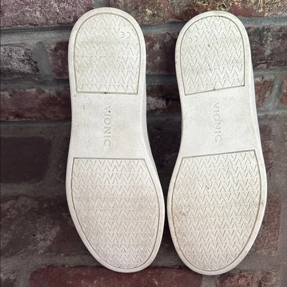 Vionic Levy, Black and Tan Slip-On Sneakers. Ladies size 8 Great condition - Picture 5 of 6